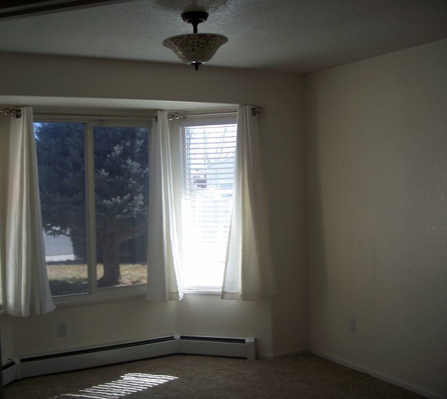 Building Photo - 251 E. Gloucester Cir