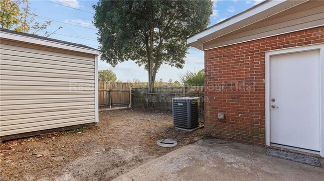 Building Photo - 1072 Level Green Blvd