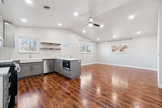 Building Photo - 4824 Elmview Dr