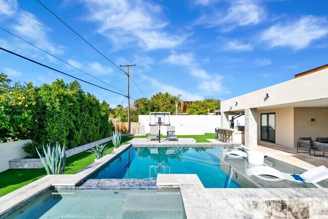 Building Photo - Stunning 4BR House in Phoenix