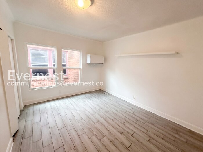 Building Photo - 1402 Avenue E
