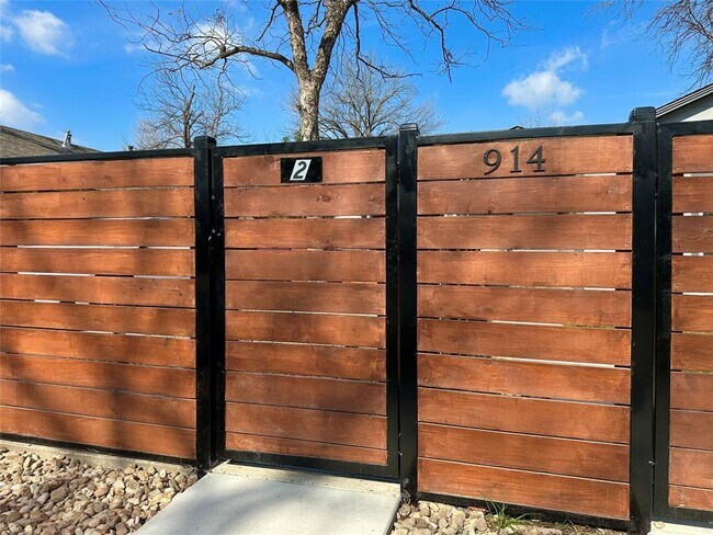 Building Photo - 914 E 39th St