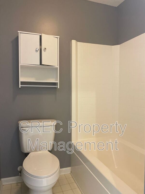Building Photo - 204 2 Pond Loop