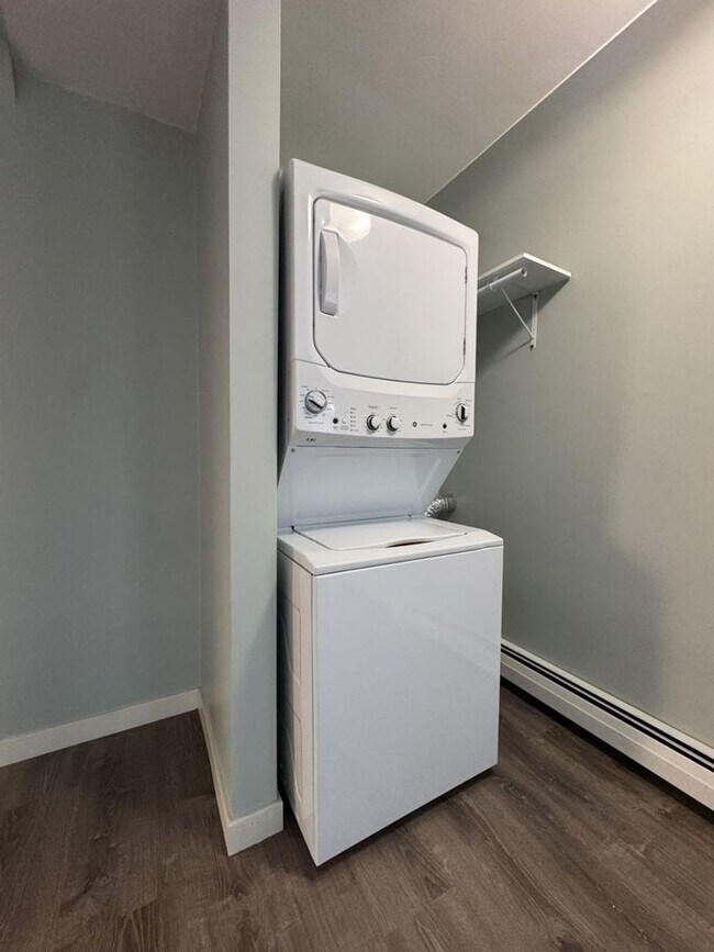 Building Photo - Newly Renovated 1BR | All Utilities Included | Prime Location