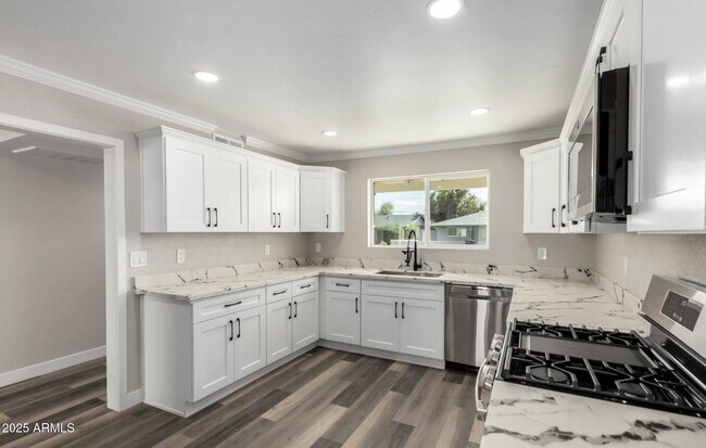 Building Photo - 4402 E Mitchell Dr