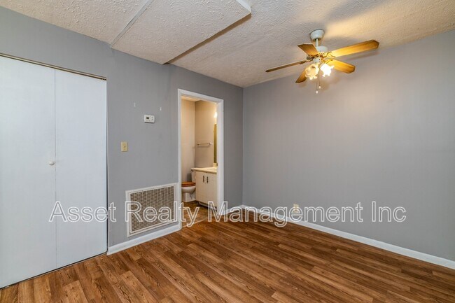 Building Photo - 9104 Woodpark Ln NW