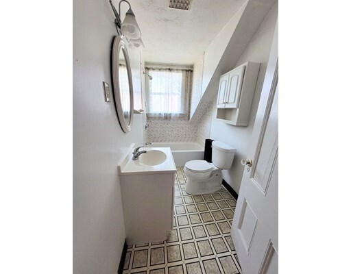 Building Photo - 33 Oak St