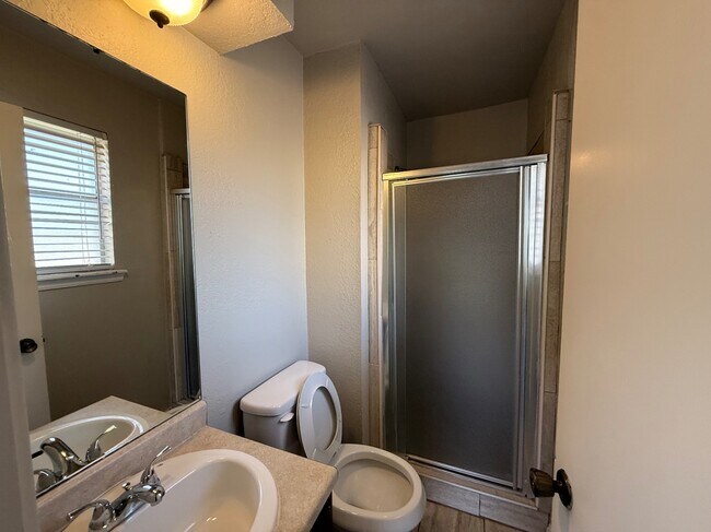 Building Photo - 1013 Mercury Cir