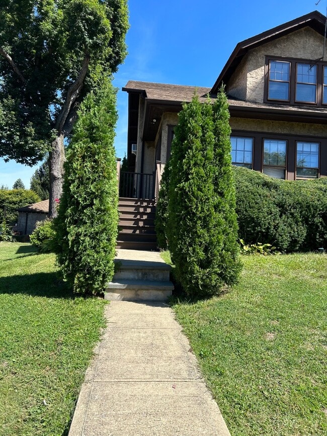 Building Photo - 11 Elliott Pl