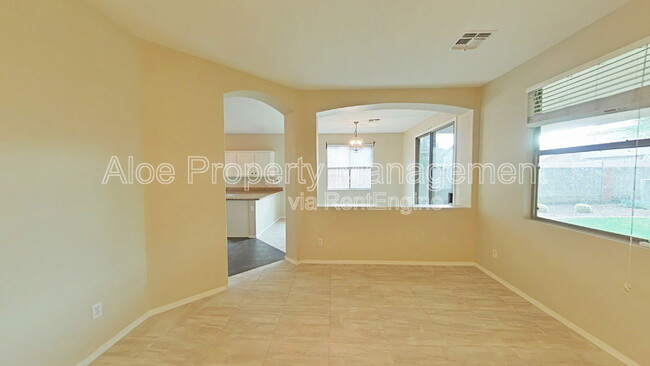 Building Photo - 491 W Ebony Way