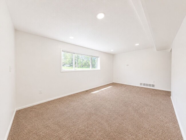 Building Photo - Spacious and charming! Conveniently located 2 bedroom, 1 bathroom