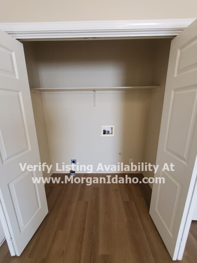Building Photo - 2-car garage, mowing included, convenientl...