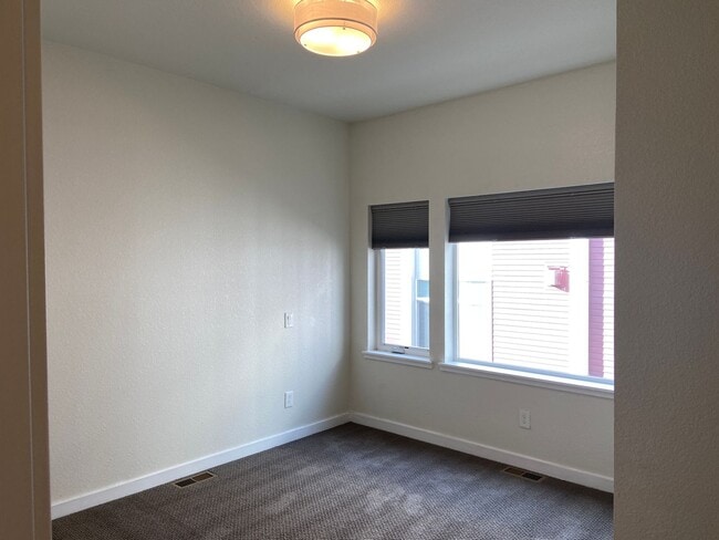 Building Photo - Modern 2 bedroom Townhome with huge Rooftop deck!!!