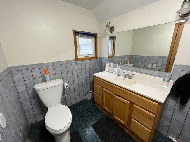 Building Photo - Duluth MN - 4 Bed - 1 Bath - Single Family...
