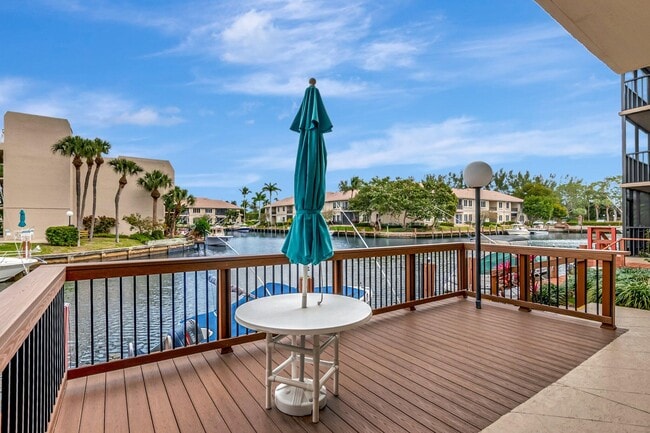 Building Photo - 6 Royal Palm Way