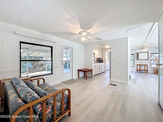 Building Photo - 909 Sequoia St