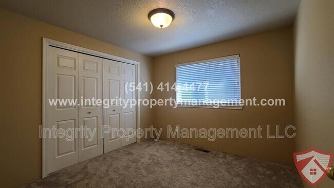 Building Photo - 941 Parkdale Ave