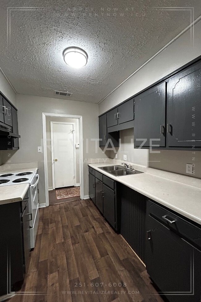 Building Photo - 3 Bed 2 Bath with Large Yard