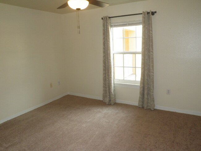 Building Photo - 5475 Vineland Rd