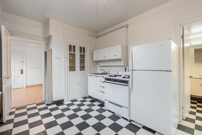 Building Photo - Cozy Studio Available Today in Goose Hollow!