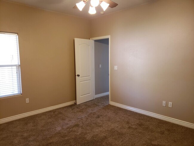 Building Photo - Beautiful 4 bed 2 bath home with 3 car gar...
