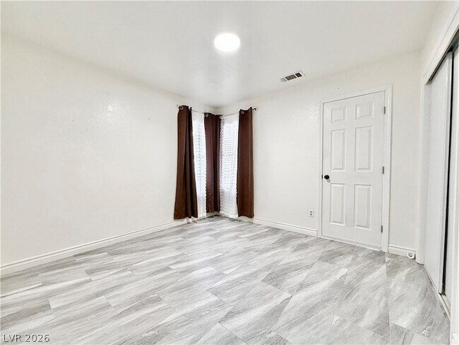 Building Photo - 6251 Desert Sun Dr