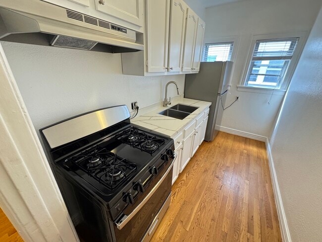 Building Photo - 1960 Argyle Ave