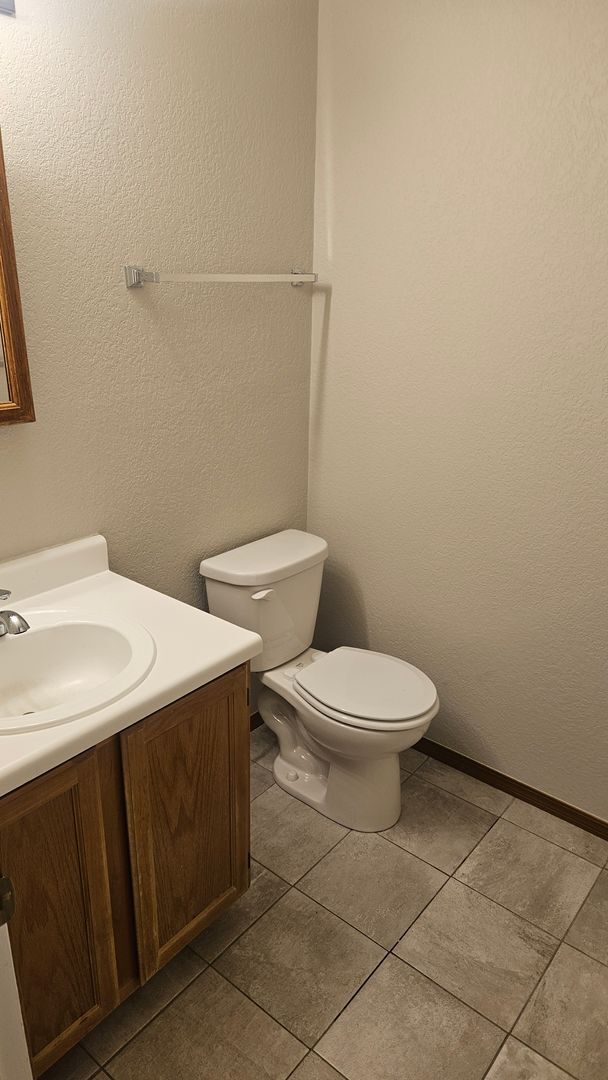 Building Photo - Clean 4 Bedroom Home near CSU