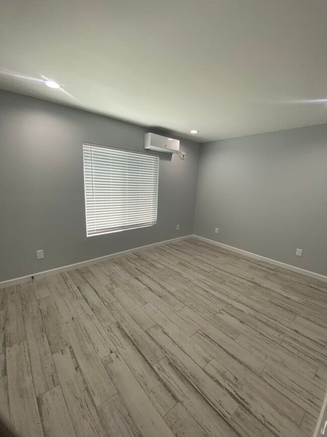 Building Photo - Brand new 2 bed, 1 bath Condo in Central S...