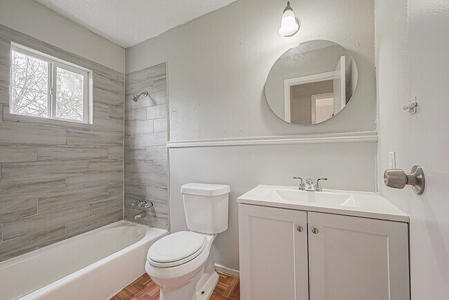 Building Photo - Very affordable spacious 4bed/2bath single-family house!