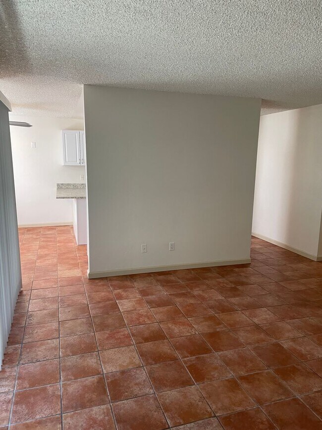 Building Photo - Bright and Charming 3 Bedroom 2 Bath Condo with Patio and A/C!