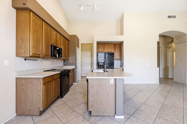 Building Photo - 7017 W Greenbriar Dr
