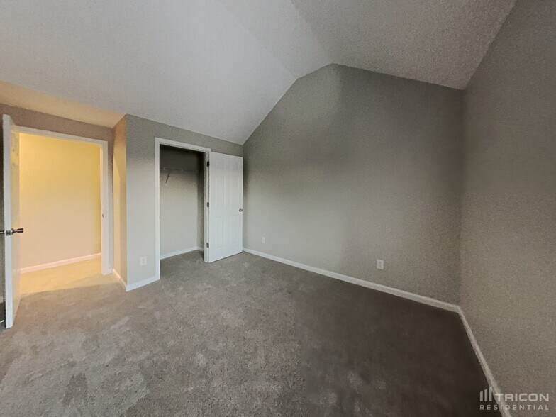Building Photo - 5203 Grass Ridge Dr