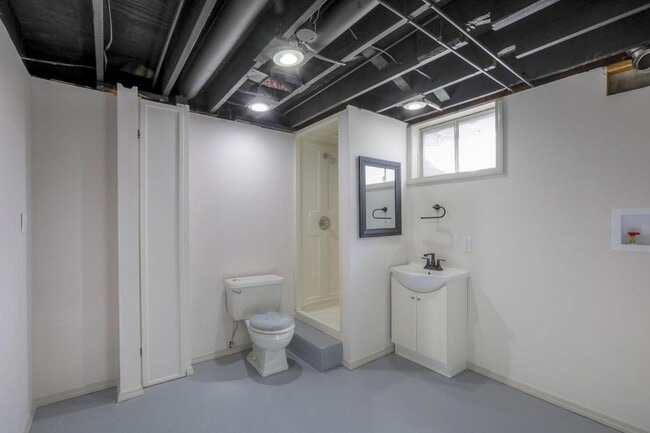 Building Photo - 902 Kingston Ct