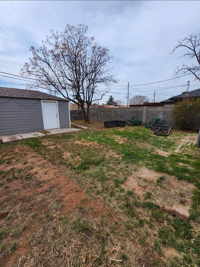 Building Photo - 3 bed 2 bath, move in ready!