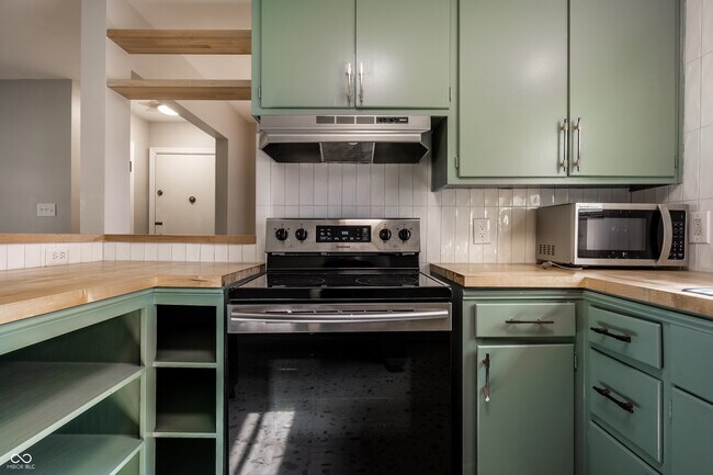 Building Photo - 1651 W 57th St