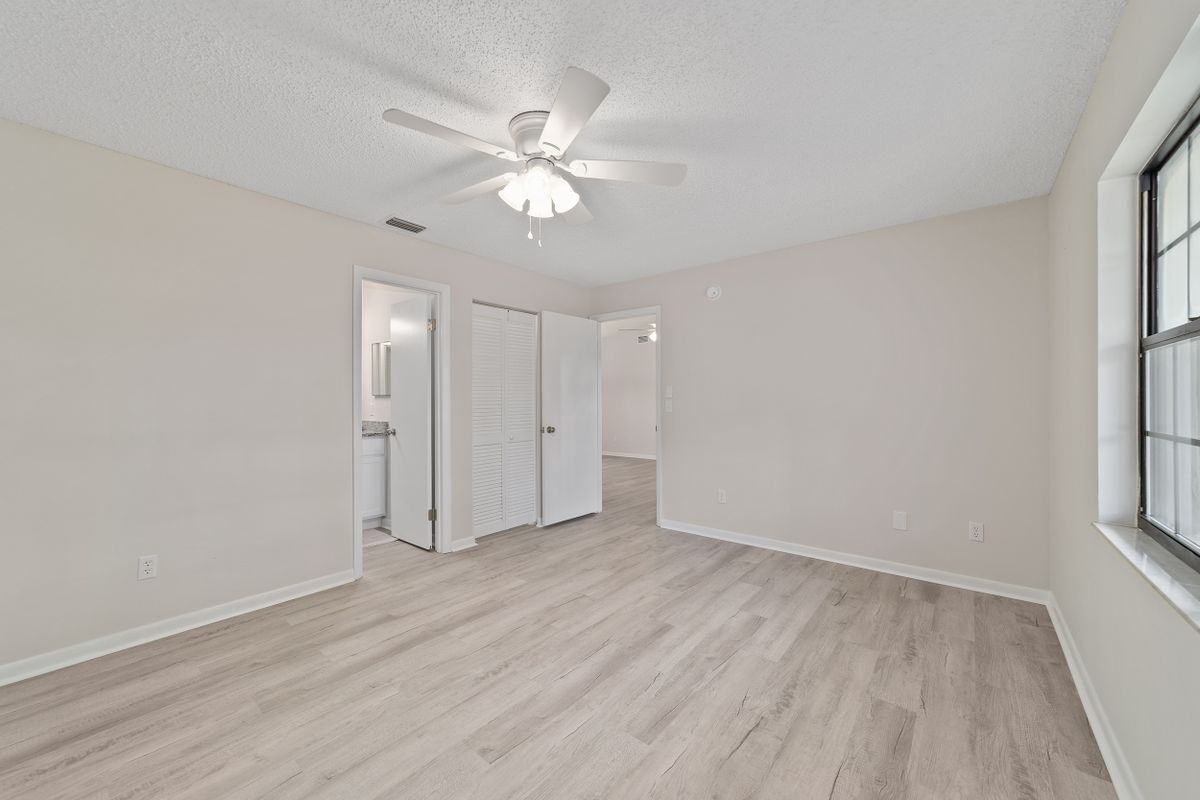 Building Photo - 2220 NE 41st St