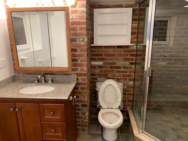 Building Photo - 811 F St NE