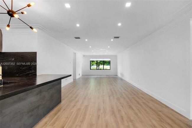 Building Photo - 365 Fairway Dr