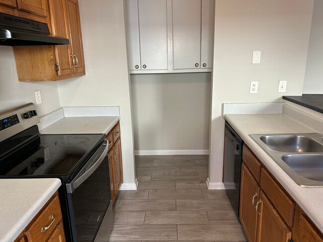 Building Photo - 7122 Village Ln