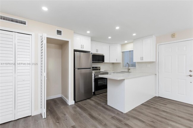 Building Photo - 3101 SW 27th Ave