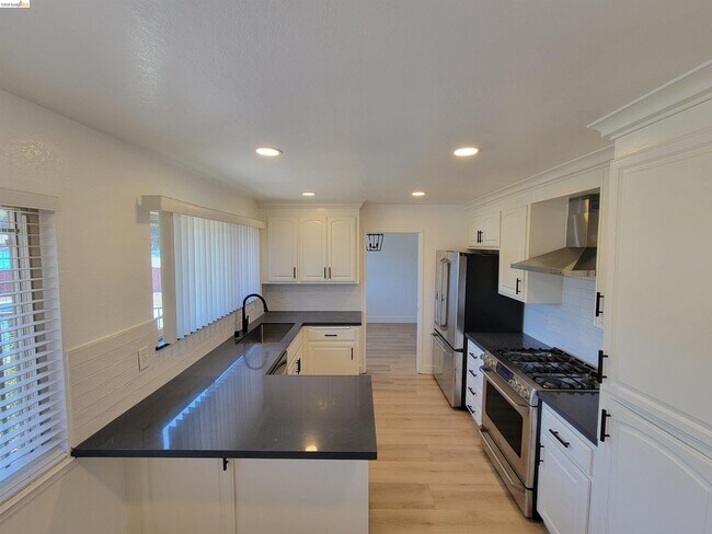 Building Photo - 2210 Sierra Ct