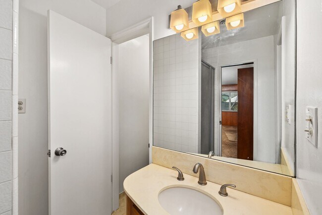Building Photo - Lovely College Area Home