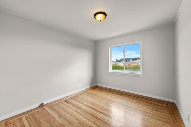 Building Photo - 526 Redwood Ave