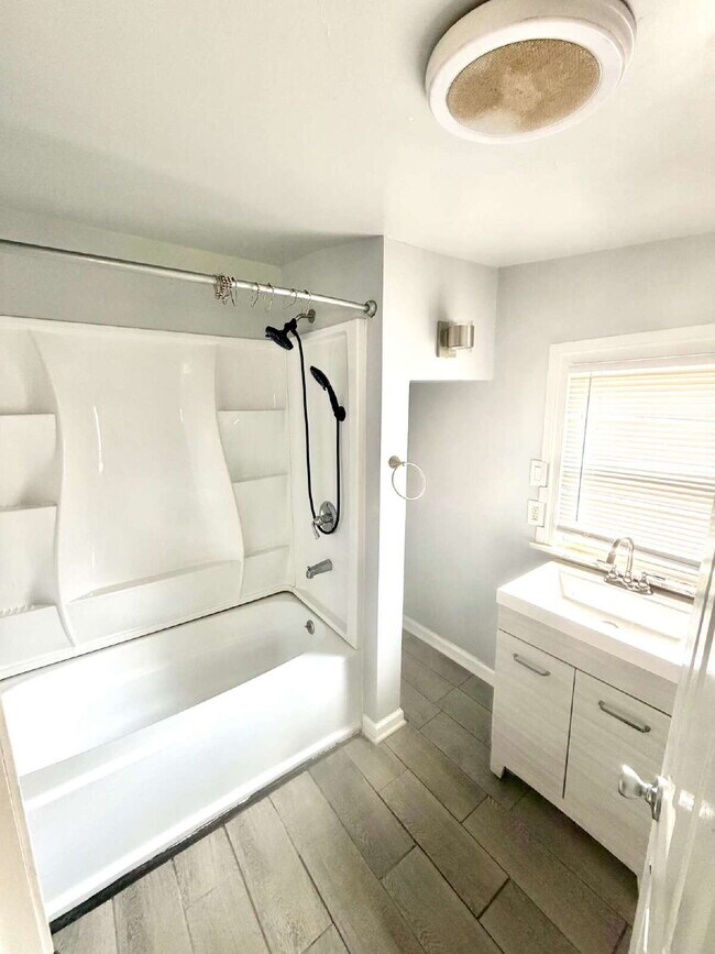 Building Photo - 2 bed, 1 Bath: Updated Inside!