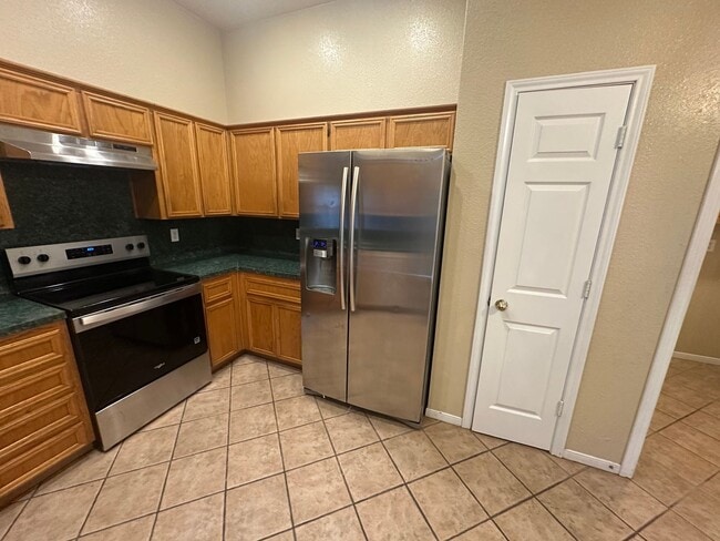 Building Photo - AVAILABLE NOW!!