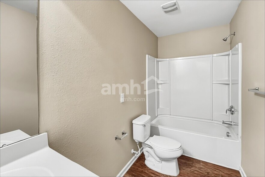 Building Photo - 410 Lind Point Ln
