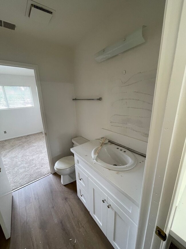 Building Photo - Charming Townhouse (2 Bed / 1.5 Bath)