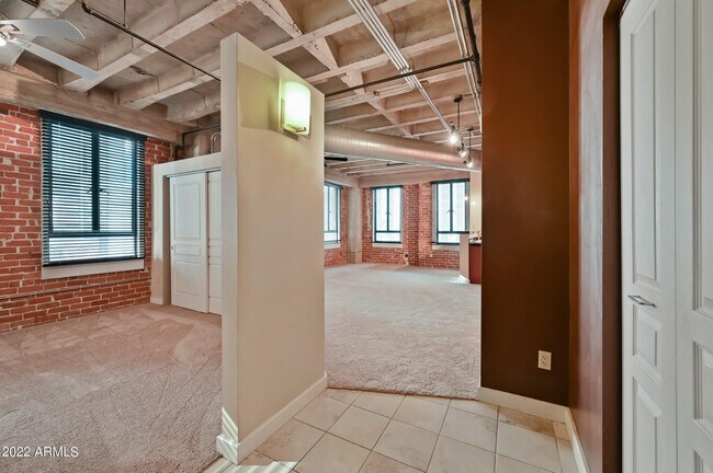 Building Photo - 114 W Adams St