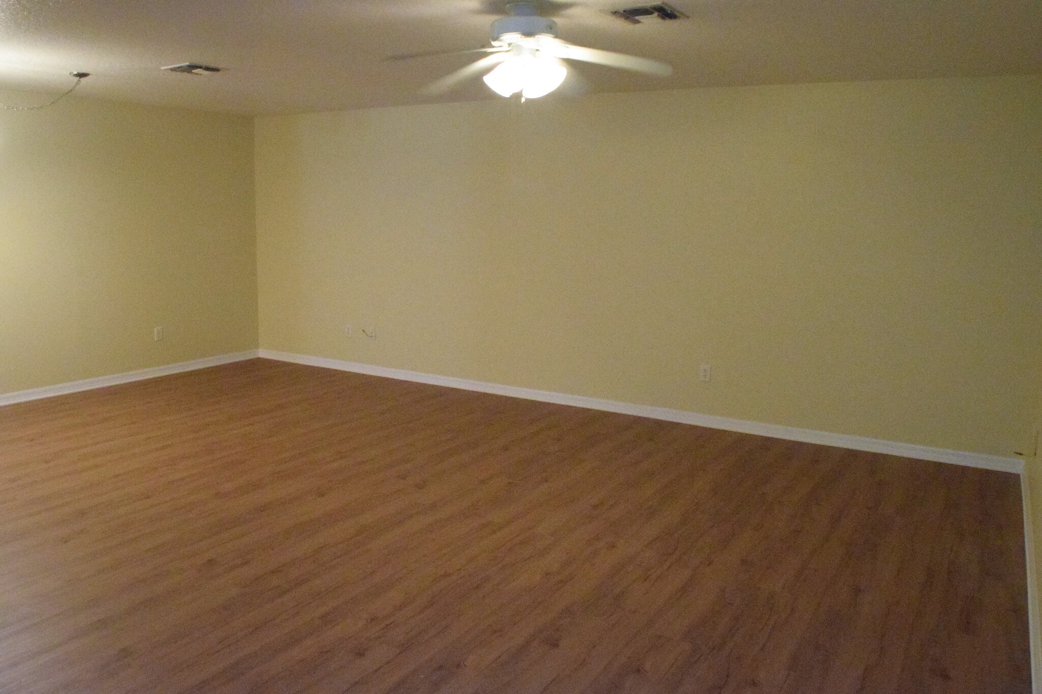 Building Photo - 915 Willow Dr